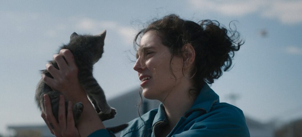 Eva Victor y un gato en la pelicula sorry baby