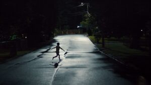 Weapons pelicula 2025, un niño corre por la calle