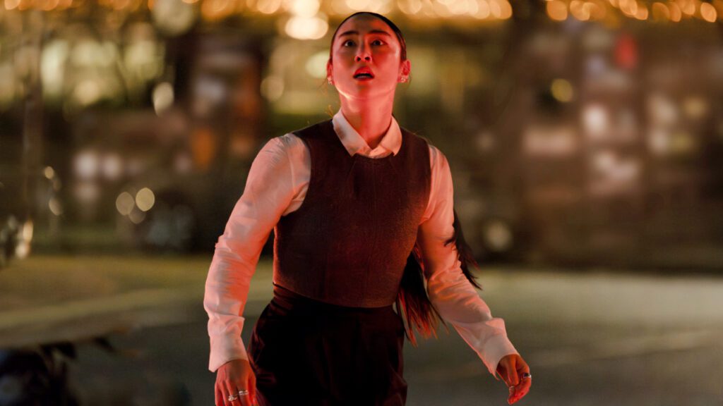Greta Lee en tron ares