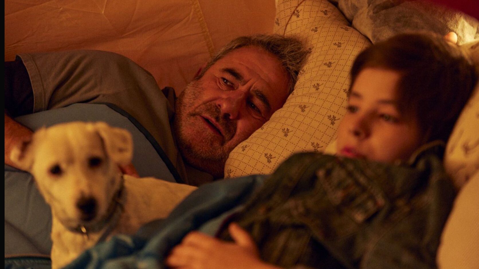 Sergi Lopez, su hijo y un perro en Sirāt.