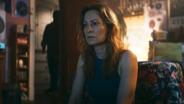 Sarah Durn en shelby oaks pelicula protagonista