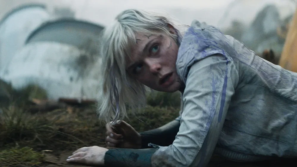 Elle Fanning pelicula de Depredador: Tierras Salvajes.