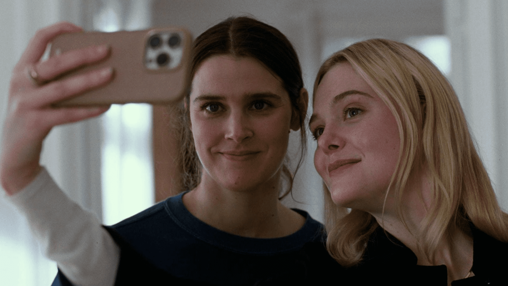 Inga Ibsdotter Lilleaas y Elle Fanning en sentimental value