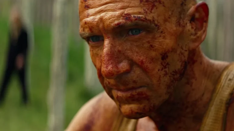 Ralph Fiennes mira hacia lo lejos en Extermino: el templo de los huesos