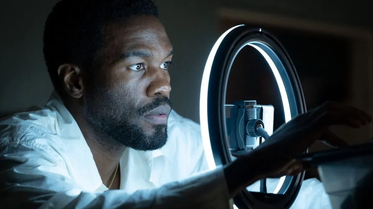 Simon Williams preparing for an audition in Marvel’s Wonder Man, showing the character’s introspective side.