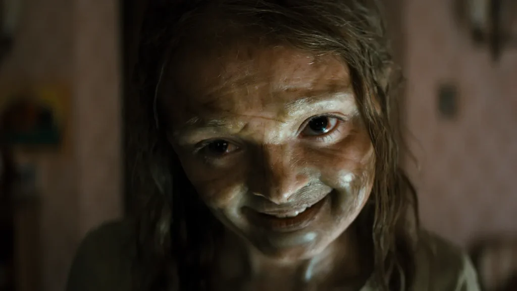 'La posesión de la momia', de Lee Cronin, la niña poseida sonrie