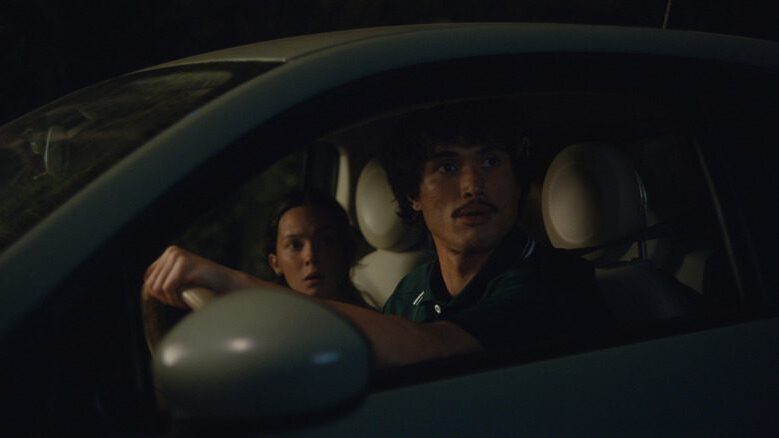 cailee spaeny y charles melton manejan un auto en Beef serie de netflix