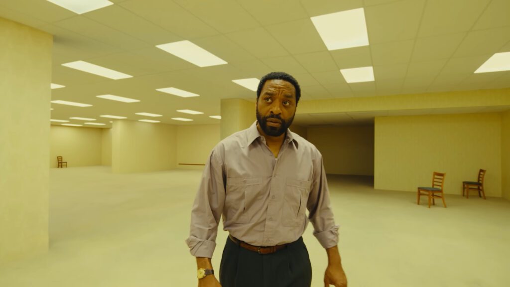 Chiwetel Ejiofor en la película Backrooms.
