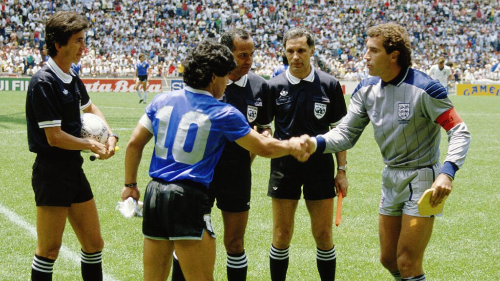 Maradona saludando al inicio de del partido ARGENTINA vs INGLATERRA